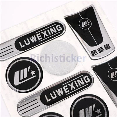 Apakah stiker logo berkubah PU mudah retak?